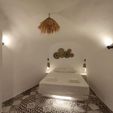 Cycladic Center Cave Rooms Тира Экстерьер фото