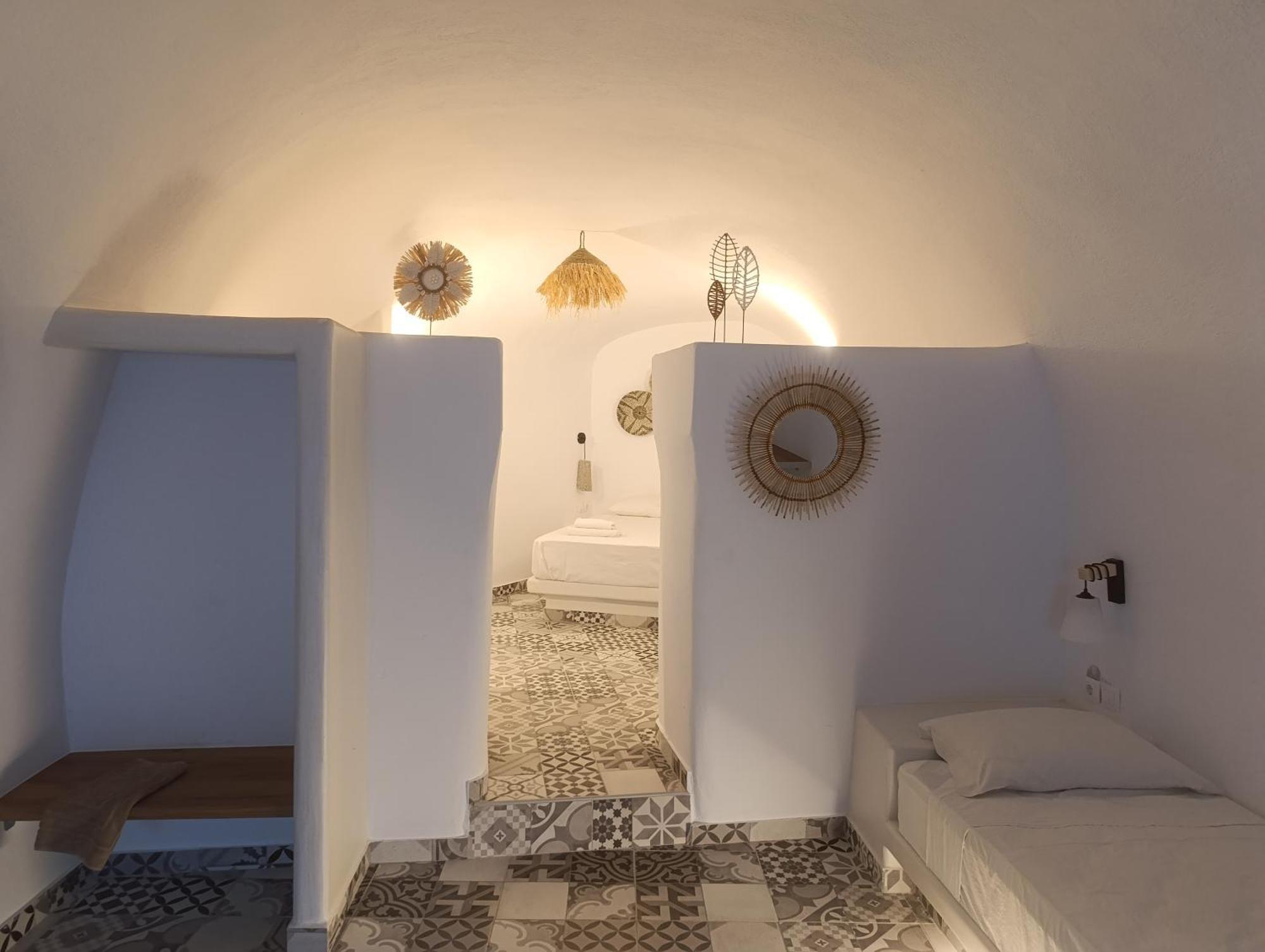 Cycladic Center Cave Rooms Тира Экстерьер фото
