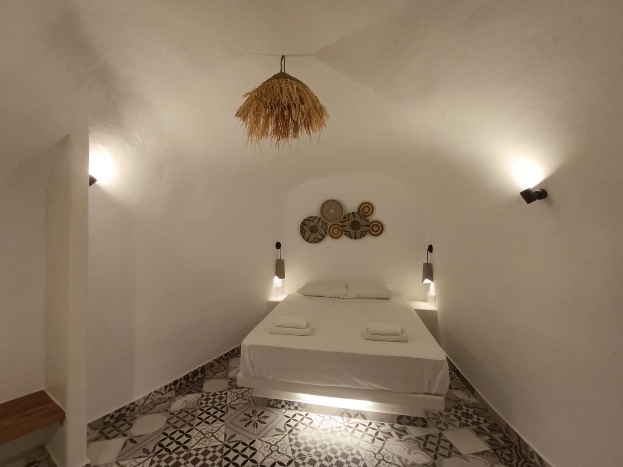 Cycladic Center Cave Rooms Тира Экстерьер фото